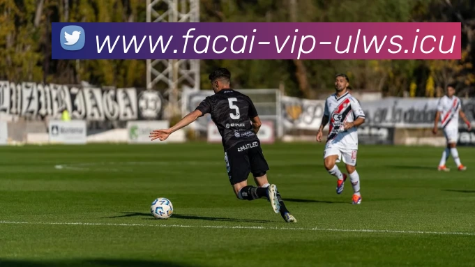 足球明星荣耀时刻握紧奖杯展现无尽激情与梦想